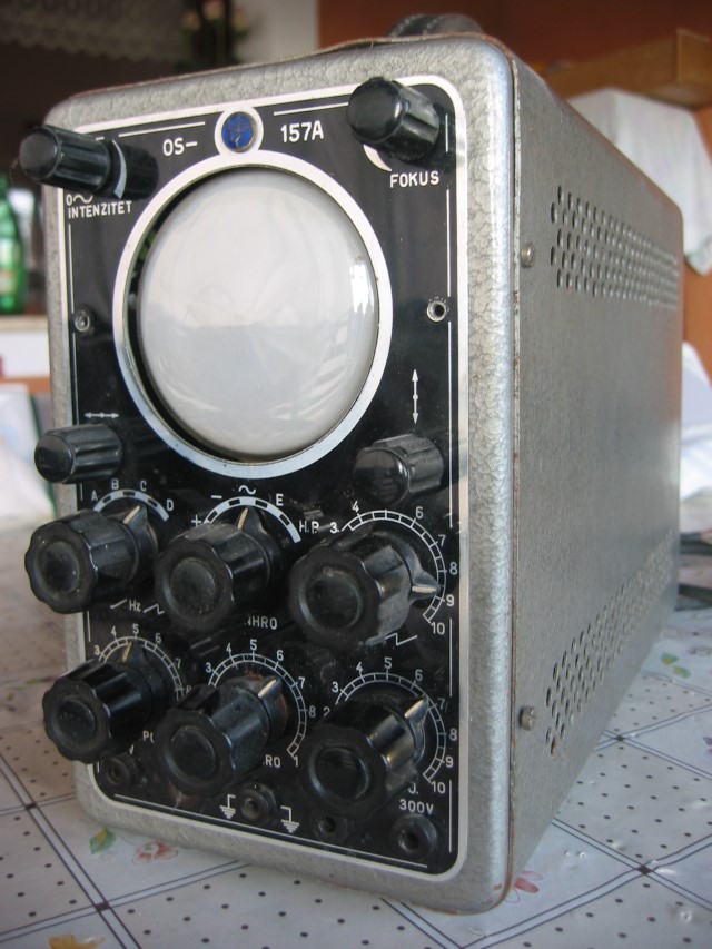 FREQUENCY 50 Hz 100 kHz CONT. IN 4 RANGES